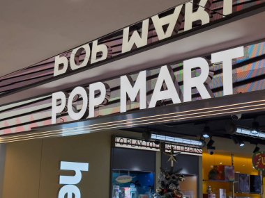 Hong Kong, Çin - 13 Aralık 2023. Pop Mart tabelası. Pop Mart Hong Kong borsasında listelenmiş bir Çin oyuncak şirketidir..