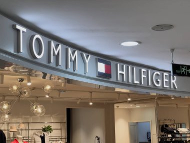 Guangzhou, Çin - 27 Ocak 2024: Tommy Hilfiger mağaza tabelası. Tommy Hilfiger, Amerikan Premium Giyim Şirketi 'nde giysi, ayakkabı ve aksesuar üretiyor.