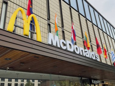 Trondheim, Norveç - 9 Ağustos 2024. McDonald 's restoranı. McDonald 's bir Amerikan fast food şirketi..