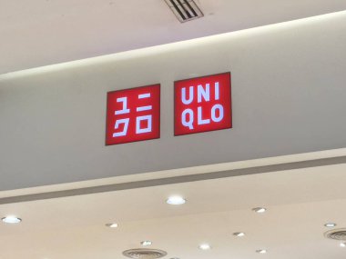 Bangkok, Tayland - 2 Ocak 2024. Uniqlo giyim mağazasının önünde. Uniclo gündelik kıyafet tasarımcısı, üretici ve perakendecidir..