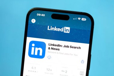 Ostersund, İsveç - 19 Ağustos 2024. Akıllı bir telefona bağlanmış bir uygulama. LinkedIn, web siteleri ve mobil uygulamalarla çalışan bir iş ve istihdam platformudur..