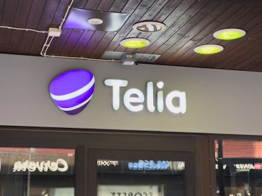 Skellefte, İsveç - Sep 29, 2024: Telia mağazasının giriş logosu. Telia Company AB, İsveç 'in çok uluslu telekomünikasyon şirketi..