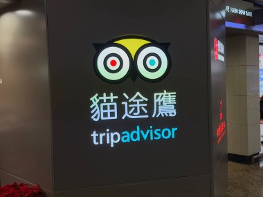 Hong Kong - 12 Aralık 2023, Tripconsulor mağaza tabelası. TripDanışman A.Ş. online seyahat acenteleri işleten bir Amerikan şirketidir..