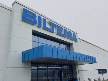Skellefte, İsveç - Sep 22024. Biltema mağaza tabelası. Biltema, araç gereç, araç gereç ve eğlence ürünleri alanında uzmanlaşmış bir İsveç perakende mağaza zinciri..
