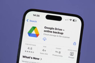 Ostersund, İsveç - 7 Ekim 2024. Akıllı telefondaki Google Drive uygulaması. Google Sürücüsü kullanıcıların dosyaları bulutta depolamalarına izin verir.