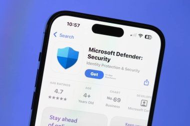Ostersund, İsveç - 9 Ekim 2024. Akıllı telefondan Microsoft Defender uygulaması. Microsoft Defender Antivirüs, Microsoft Windows 'un bir antivirüs yazılım bileşenidir..
