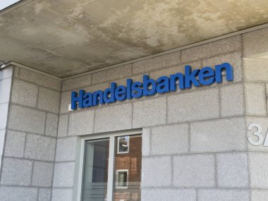 Skellefte, İsveç - 30 Sep 2024: Duvardaki Handelsbanken logosu. Svenska Handelsbanken AB, İsveç 'te bankacılık hizmetleri sunan bir banka..