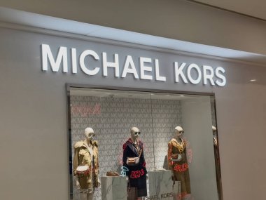 Nanning, Çin - 10 Aralık 2023: Michael Kors mağazası. Michael Kors, Michael Kors tarafından 1981 yılında kurulan moda markası..