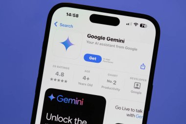 Ostersund, İsveç - 17 Kasım 2024. Akıllı telefondan Gemini uygulamasını ara. Google Gemini, Google tarafından geliştirilen bir yapay zeka sohbet robotudur..
