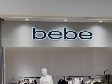 Nanning, Çin - 10 Aralık 2023 bebe mağaza işareti. Bebe bir kadın perakende markası. Marka bir dizi kadın giysisi, aksesuar ve parfüm üretir..