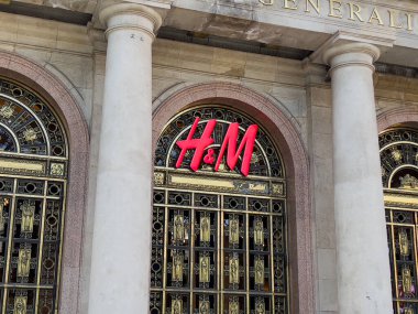 Barcelona, İspanya - 1 Mayıs 2022: Hennes & Mauritz mağazası, Barcelona. H & M bir İsveçli giyim perakende şirketidir..