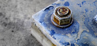 Güçlü büyük cıvata ve toprağı sağlamlaştıran metal.