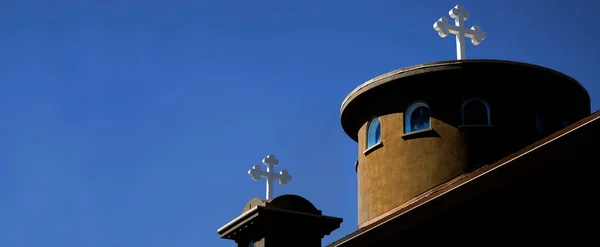 Церковный Шпиль Белым Христианским Крестом Голубым Небом — стоковое фото