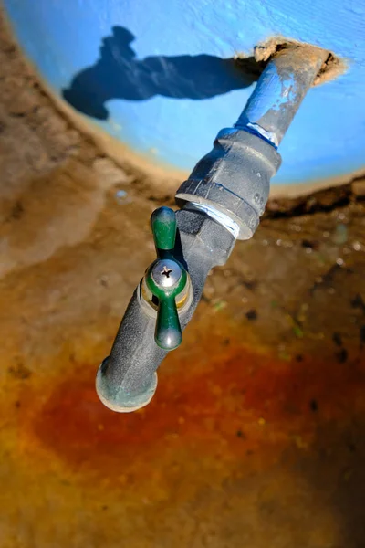 Металлический Кран Капает Воду Лужу Ржавчиной — стоковое фото