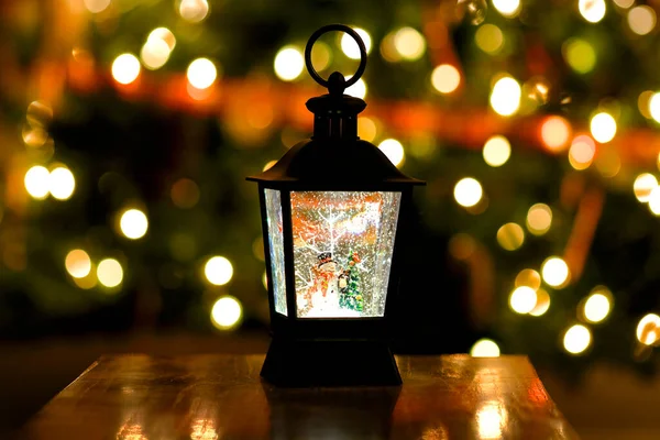 Winterliche Weihnachtsdekoration Mit Festlicher Weltkugel Schneemann Mit Lichtern — Stockfoto