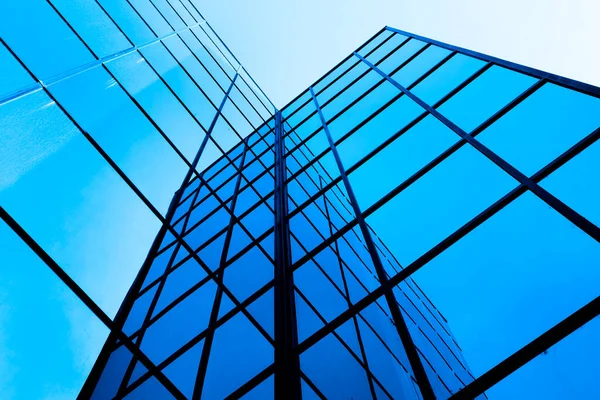 Edifício Negócios Com Janelas Vidro Reflexivo Refletindo Céu Azul — Fotografia de Stock