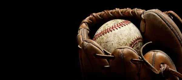 Eski Beyzbol Kahverengi Deri Eldiven Veya Eldiven Giyilir — Stok fotoğraf