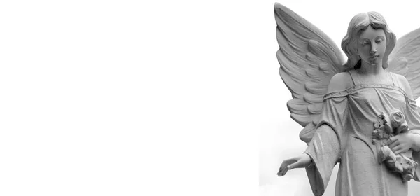 愛の信仰と精神的な平和を表す翼を持つ天使の彫刻 — ストック写真