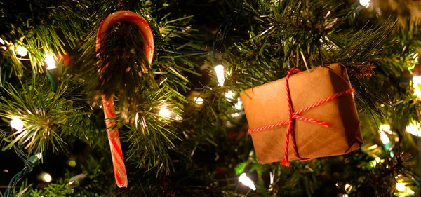 クリスマスプレゼント木の飾り結び弓 — ストック写真