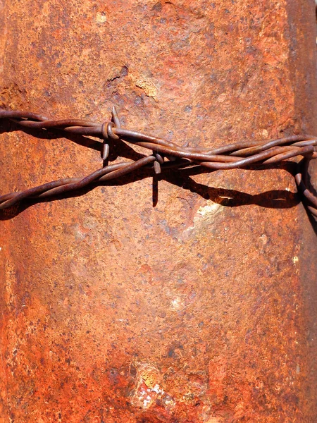 錆びた金属製の棒に鋭利な棒付きの鉄条網の詳細 — ストック写真