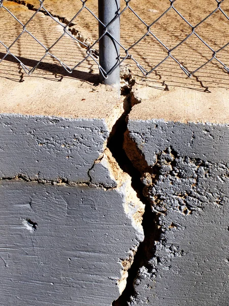 Kedjelänkstaket Och Stolpe Sprucken Cementväggstruktur — Stockfoto