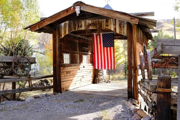Alte Überdachte Holzbrücke Mit Amerikanischer Flagge Americana lizenzfreie Stockfotos