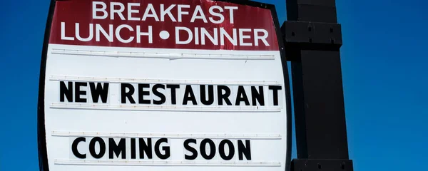 朝食ランチとディナーのカフェのためにすぐに来る新しいレストランにサイン — ストック写真