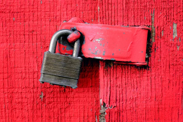 Деталь Старой Петли Красной Двери Синей Стене — стоковое фото