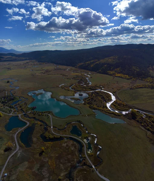 秋の青空に池や川の雲と湖側のプロパティの空中ドローンビュー — ストック写真
