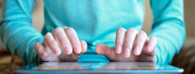 İnternet el teknolojisinde iletişimi sağlayan tablete yazı yazma