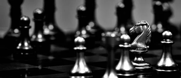 Шахматная Доска Белым Рыцарем Лицом Противнику Матче Стратегию Успех — стоковое фото