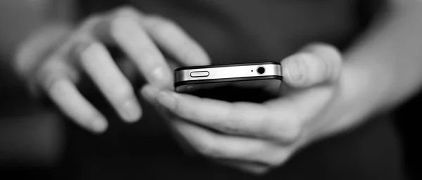 Человек Держащий Смартфон Руках Общаться Текст Пальцами Трогательный Экран — стоковое фото