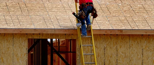 Οικοδόμος Ανεβαίνει Σκάλα Εργασίας Στο Σπίτι Που Χτίζεται — Φωτογραφία Αρχείου