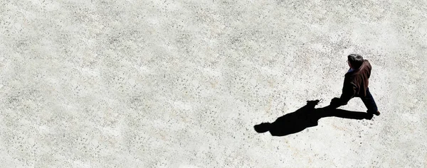 Man Loopt Met Donkere Schaduw Cement Loopbrug Die Mysterie Eenzaamheid — Stockfoto