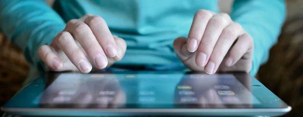 Személy Gépelés Tabletta Összekötő Kommunikáció Internetes Kéz Technológia — Stock Fotó
