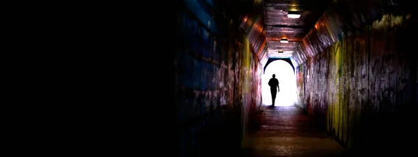 Одинокий Человек Конце Туннеля Успеха Триумфа Конце Путешествия — стоковое фото
