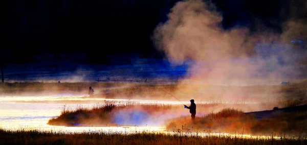 Balıkçı Oltasının Silueti Nehirde Altın Güneş Işığıyla Dönüyor — Stok fotoğraf