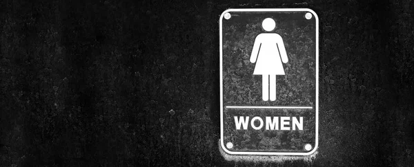 洗手间门上有黑色污迹的女厕所标志 — 图库照片