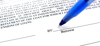 Kredi anlaşması belgesi için bireysel veya çift için kredi veren mavi kalemden borç para almalarına olanak sağlayan yazılı sözleşme