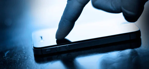 スマートフォンに指で触れ テキスト技術の画面を通信する人 — ストック写真