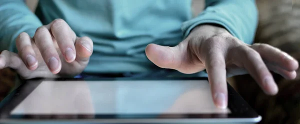 Pessoa Digitando Tablet Conectando Comunicações Internet Mãos Tecnologia — Fotografia de Stock