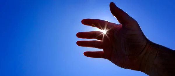 Hand Reaching Heaven Seeking Help Sunstar Sunshine Inspiration Guidance — Stock Photo, Image