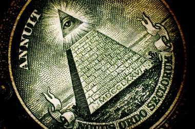 Tüm Seeing Eye piramidi doların arkasında Amerikan parası eskimiş kağıt üzerinde.