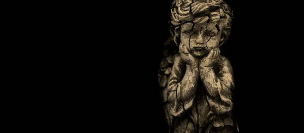 Стара Зламана Статуя Херувимського Малюка Вивісила Текстуру Зношеного Паперу — стокове фото