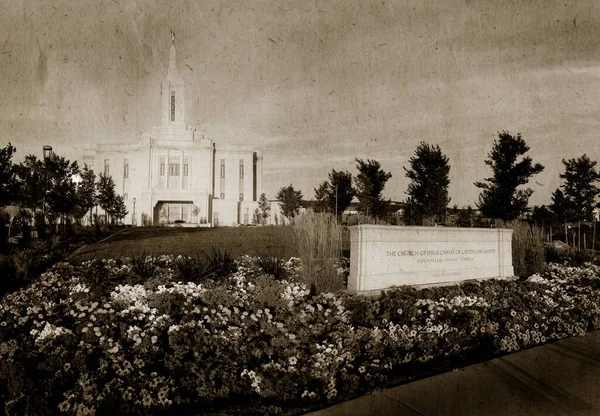 Pocatello Idaho Lds摩门教摩门教后期圣徒寺 天际云彩斑斓 质感纸上挂着老式摄影树 — 图库照片