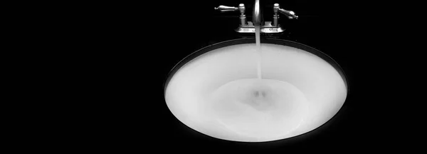 Tvättställ Med Vatten Flödande Ren Design Svart Badrum Handfat Marmor — Stockfoto