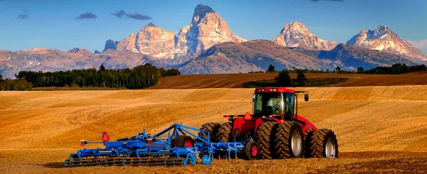 Ciągnik Equipment Rolnicze Uprawa Zbiorów Jesienią Jesień Teton Mountains Tle — Zdjęcie stockowe