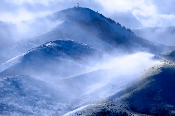 Montañas Con Nieve Soplando Invierno Tormenta Nieve Torbellino Vientos Fuertes — Foto de Stock