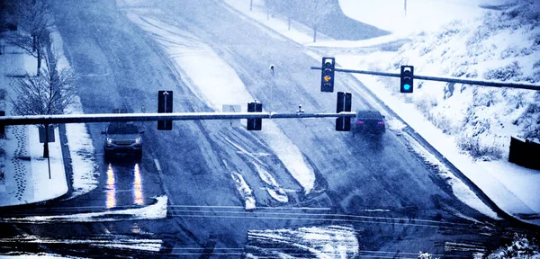 Światła Drogowe Drodze Czasie Burzy Zimowej Jazdy Samochodów — Zdjęcie stockowe