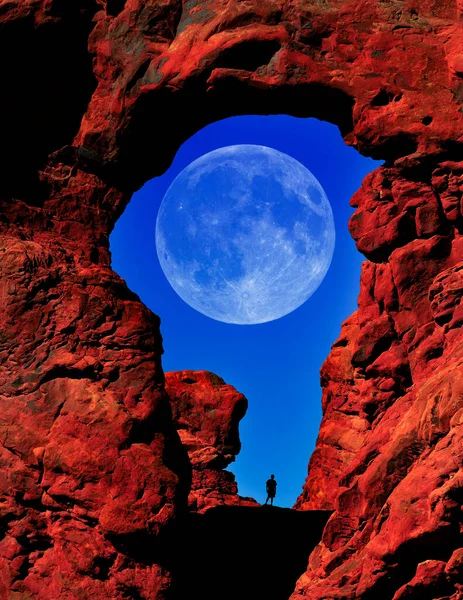 Silueta Excursionista Arco Cañón Rojo Formaciones Rocosas Naturales Con Luna —  Fotos de Stock